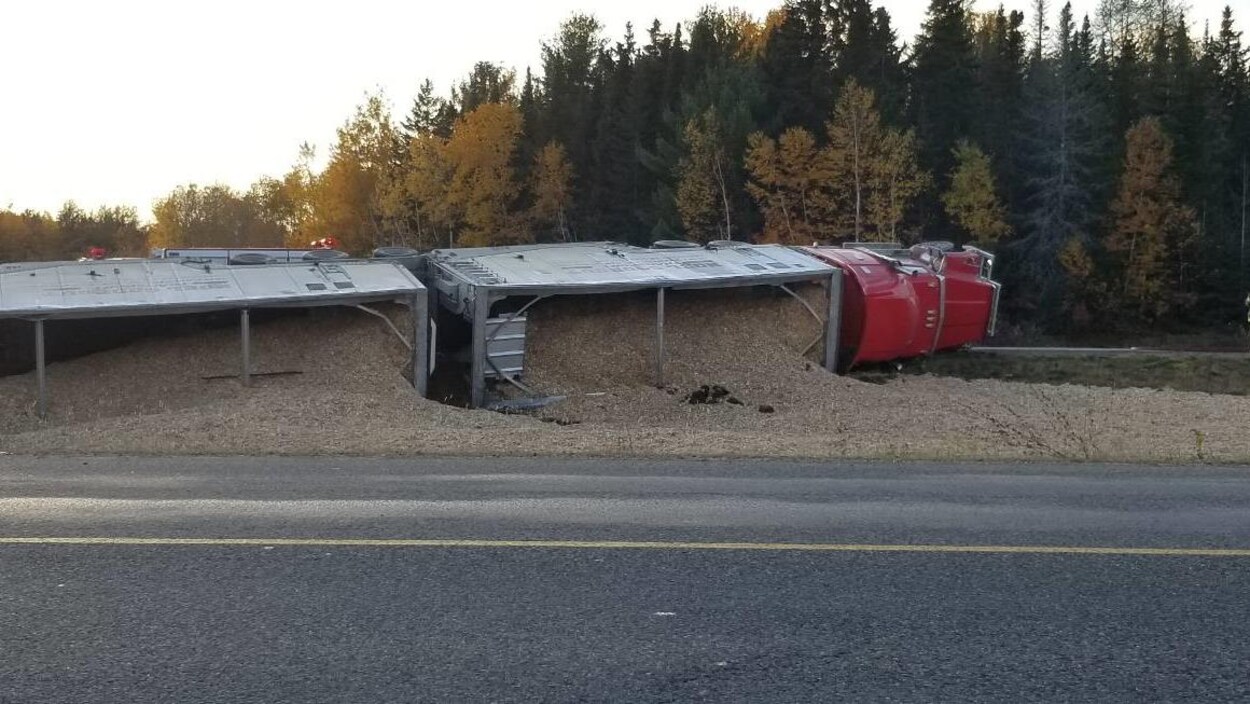 Un camion renversé sur le côté