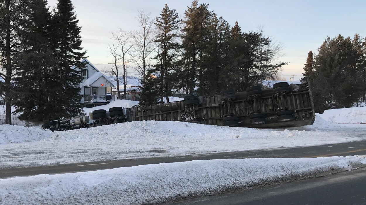 Un poids lourd renversé dans le fossé, l'hiver.