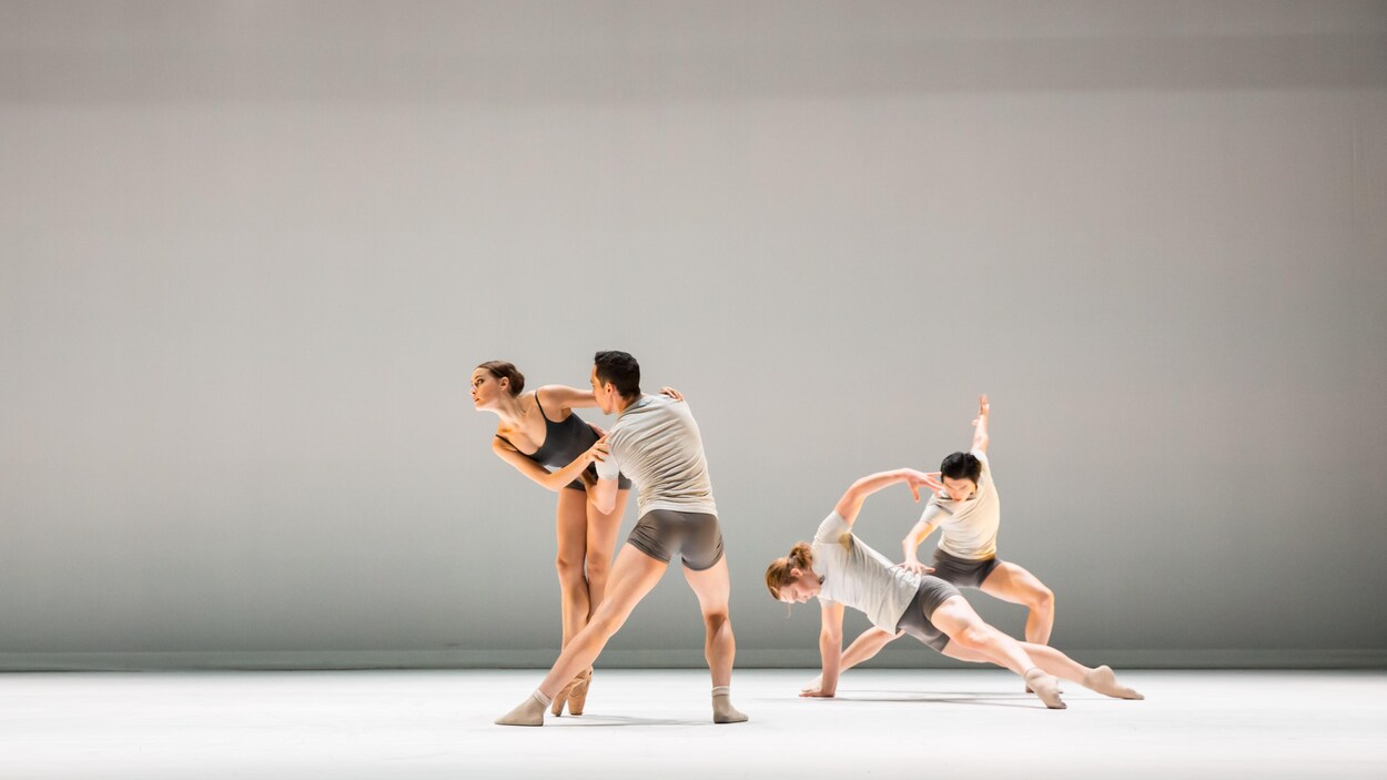 Quatre danseurs de la troupe Edmonton Ballet se pratiquent.