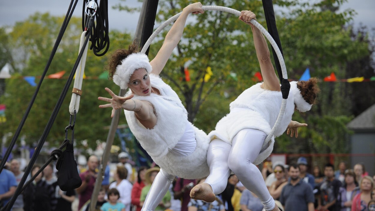 Des acrobates sont dans des cerceaux Des acrobates sont dans des cerceaux