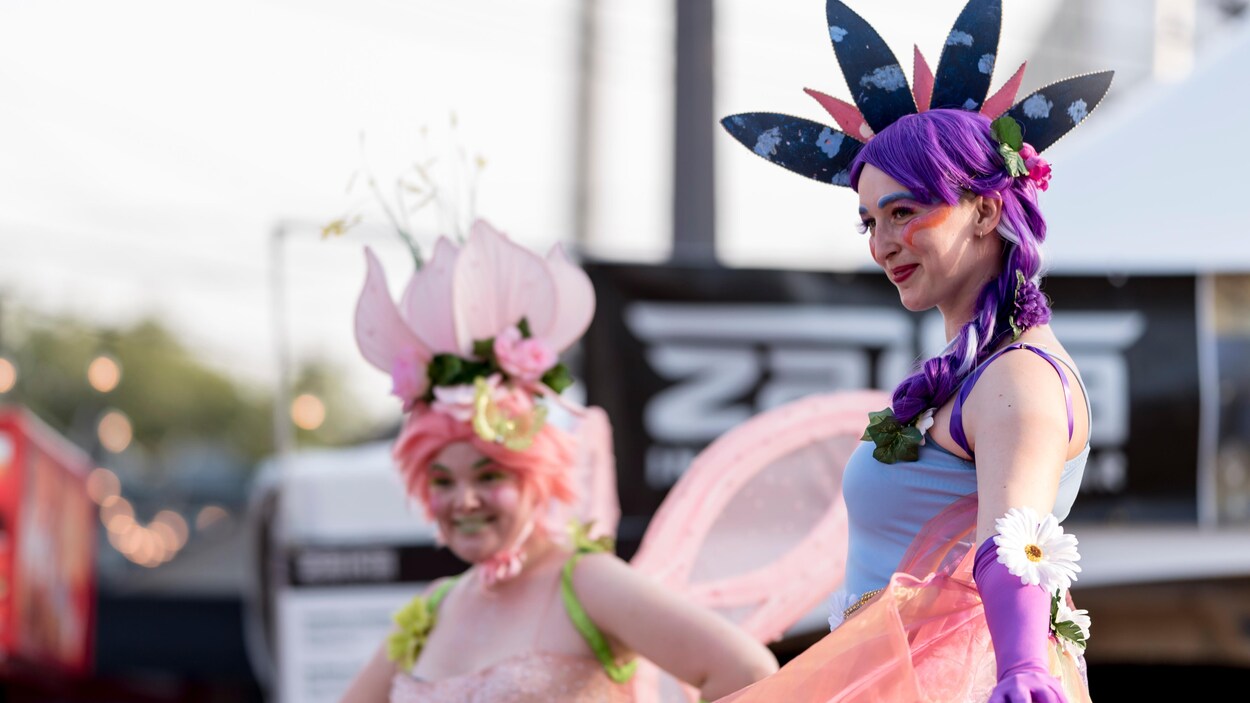 Deux artistes en costume sont sur scène.