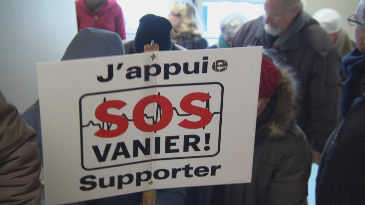 Une pancarte où on lit: J'appuie SOS Vanier ! Supporter