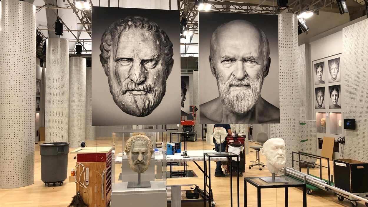 À quelques jours du vernissage de l'exposition Mon sosie a 2000 ans au Musée de la civilisation. On y voit deux immenses photographies l'une d'un buste antique et l'autre de son sosie contemporain.