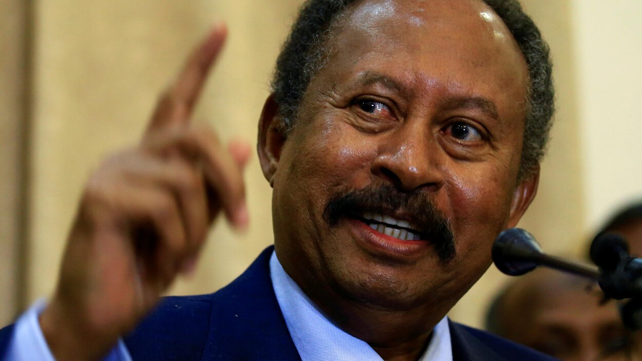 Le nouveau premier ministre soudanais du gouvernement de transition, Abdallah Hamdok, prend la parole lors d'une conférence de presse à Khartoum, au Soudan, le 21 août 2019.