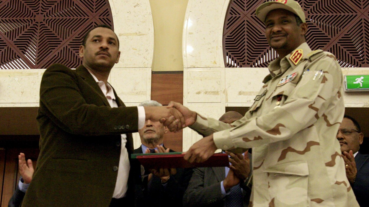 Mohamed Hamdan Daglo et Ahmad Al-Rabiah se serrent la main.