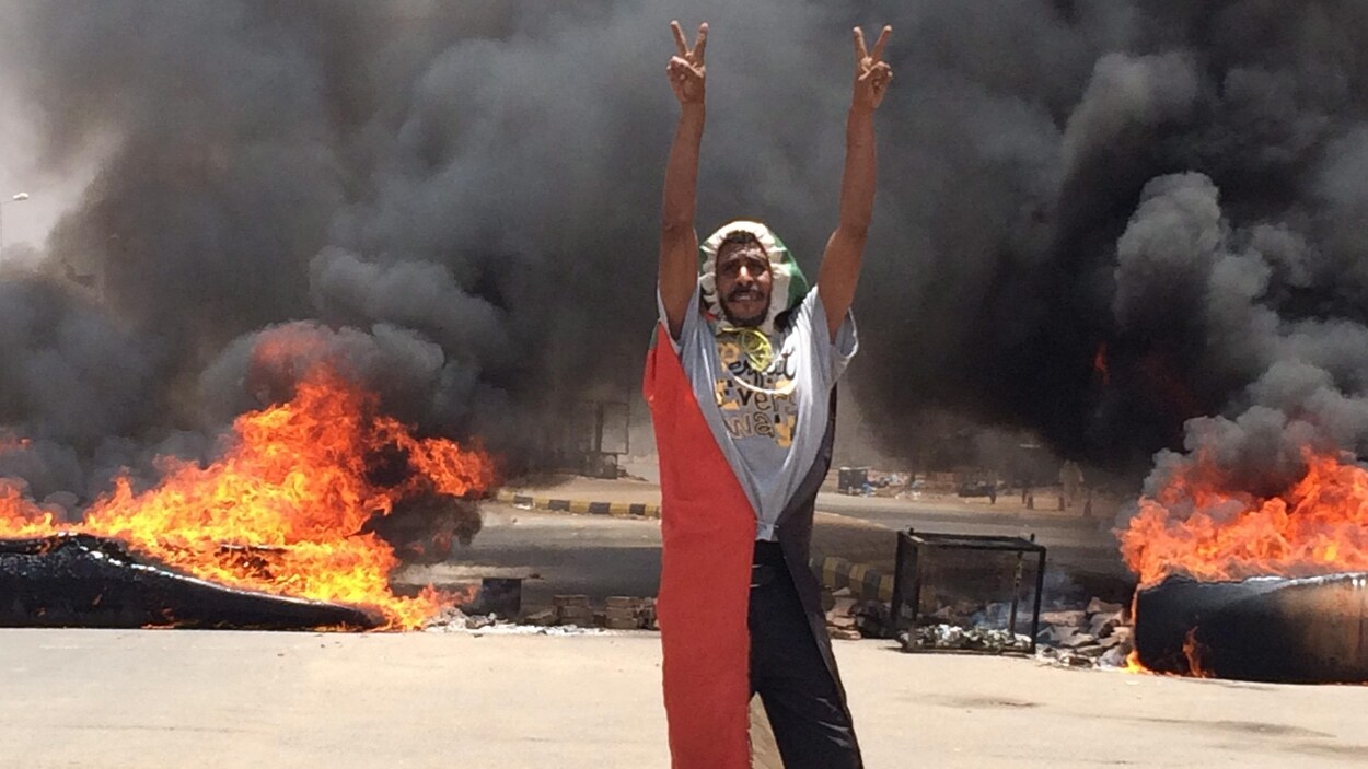 Un manifestant dans les rue de Khartoum, la capitale soudanaise