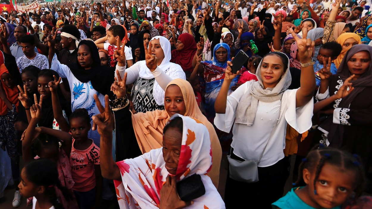 Des femmes et des enfants manifestent dans la rue.