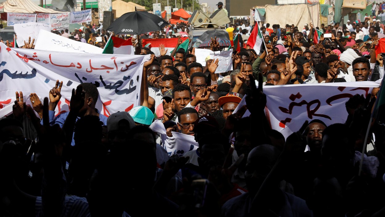 Les contestataires manifestent devant le ministère de la Défense à Khartoum.