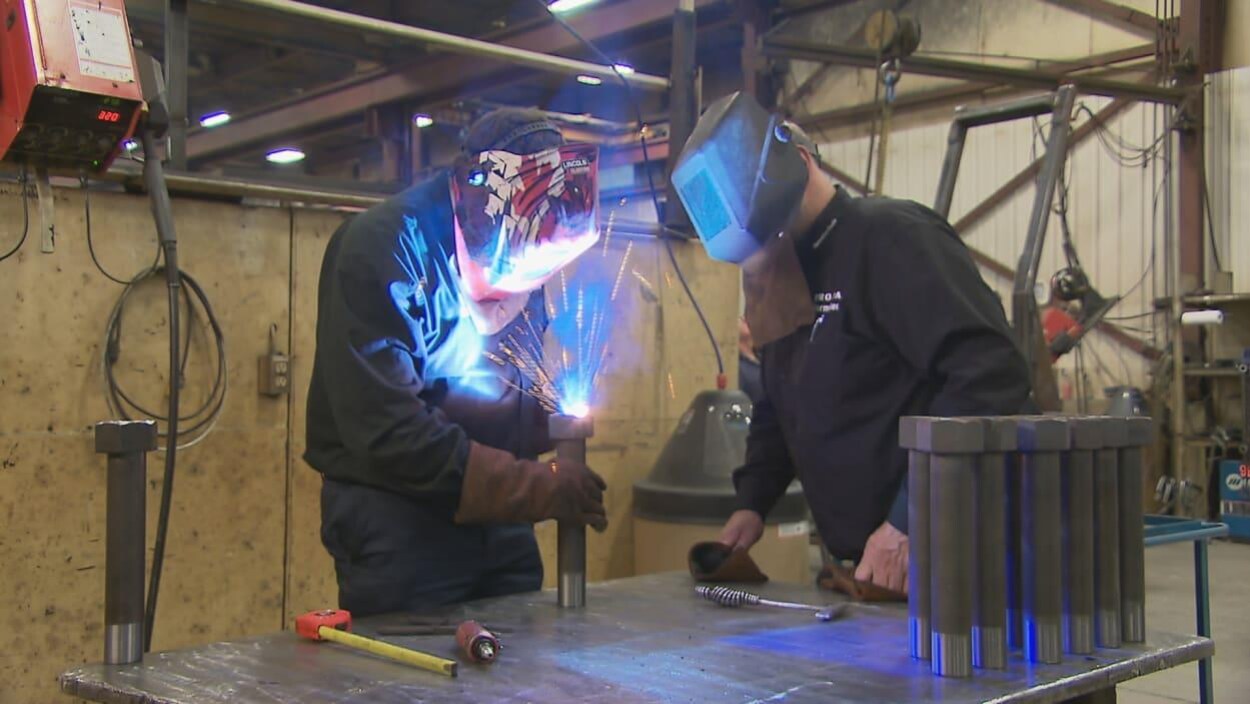 Des soudeurs au travail.