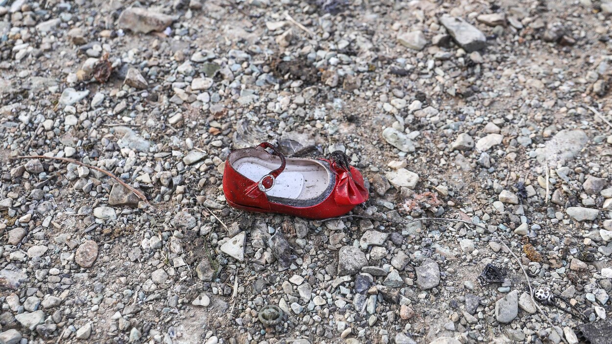 Le soulier d'un enfant sur le site de l'écrasement du Boeing 737.