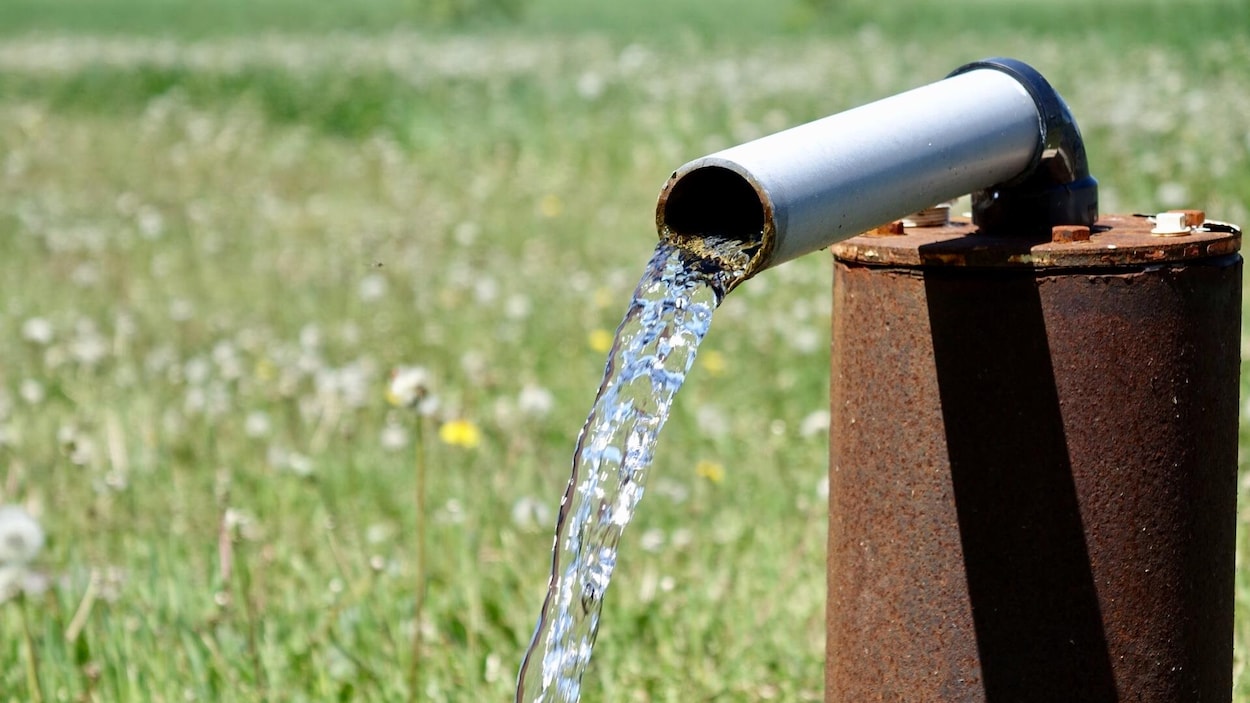 L'eau coule de la nouvelle source d'eau potable à Kamouraska.