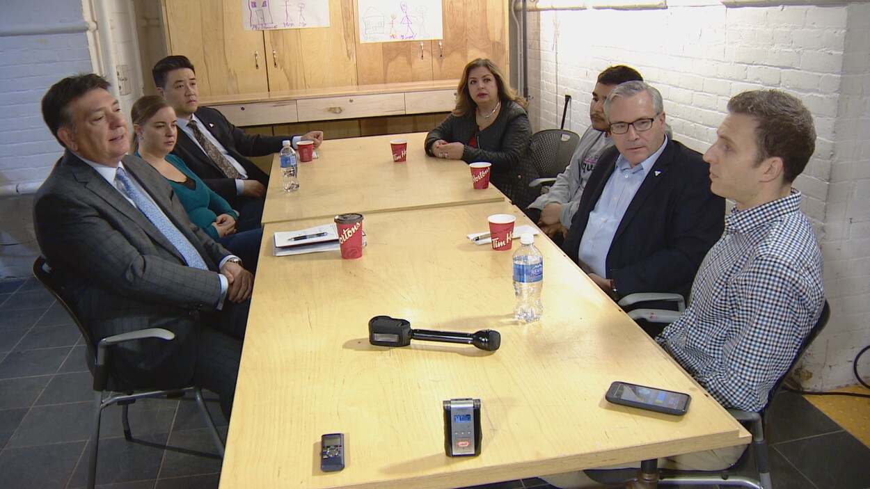Les ministres Charles Sousa et Chris Ballard avec des participants à la table ronde Les ministres Charles Sousa et Chris Ballard avec des participants à la table ronde