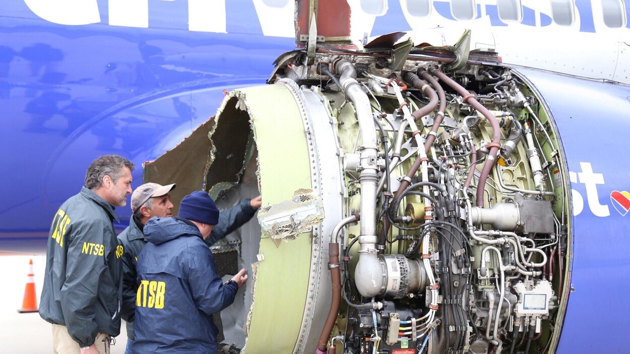 Des enquêteurs inspectent le moteur de l'avion de Southwest qui a partiellement explosé en vol. Des enquêteurs inspectent le moteur de l'avion de Southwest qui a partiellement explosé en vol.