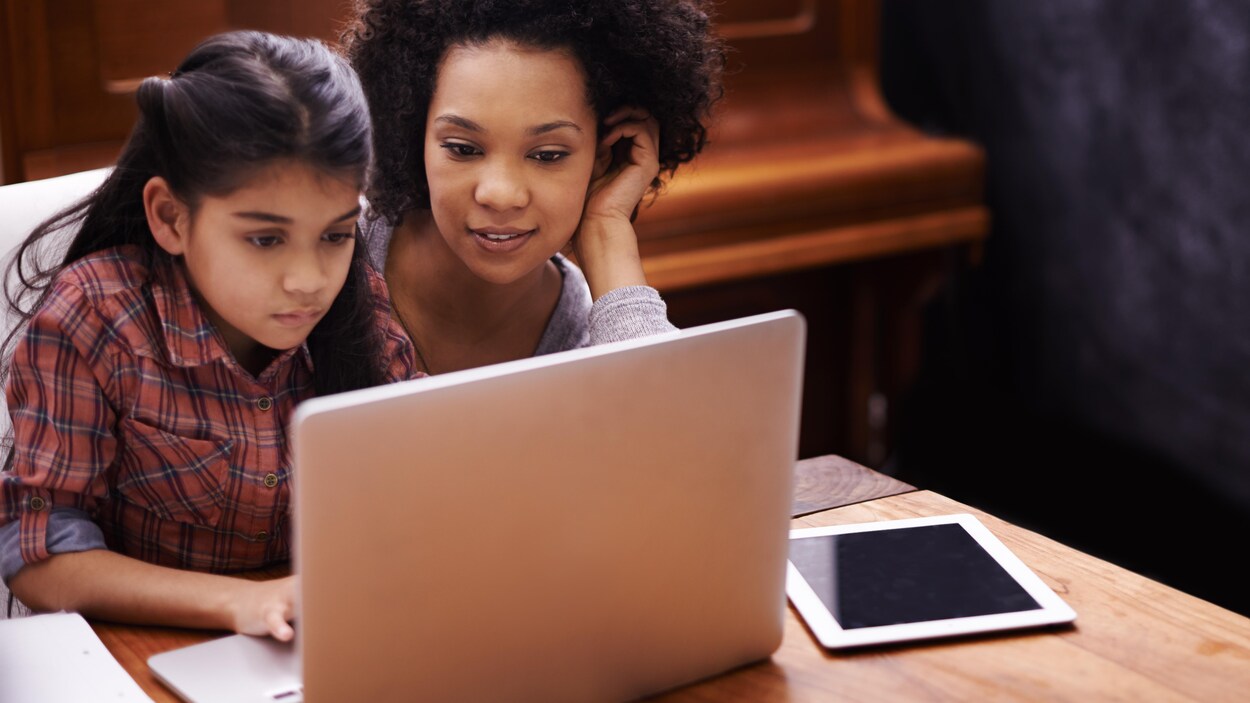 Une mère fait des devoirs avec sa fille. Une mère fait des devoirs avec sa fille.