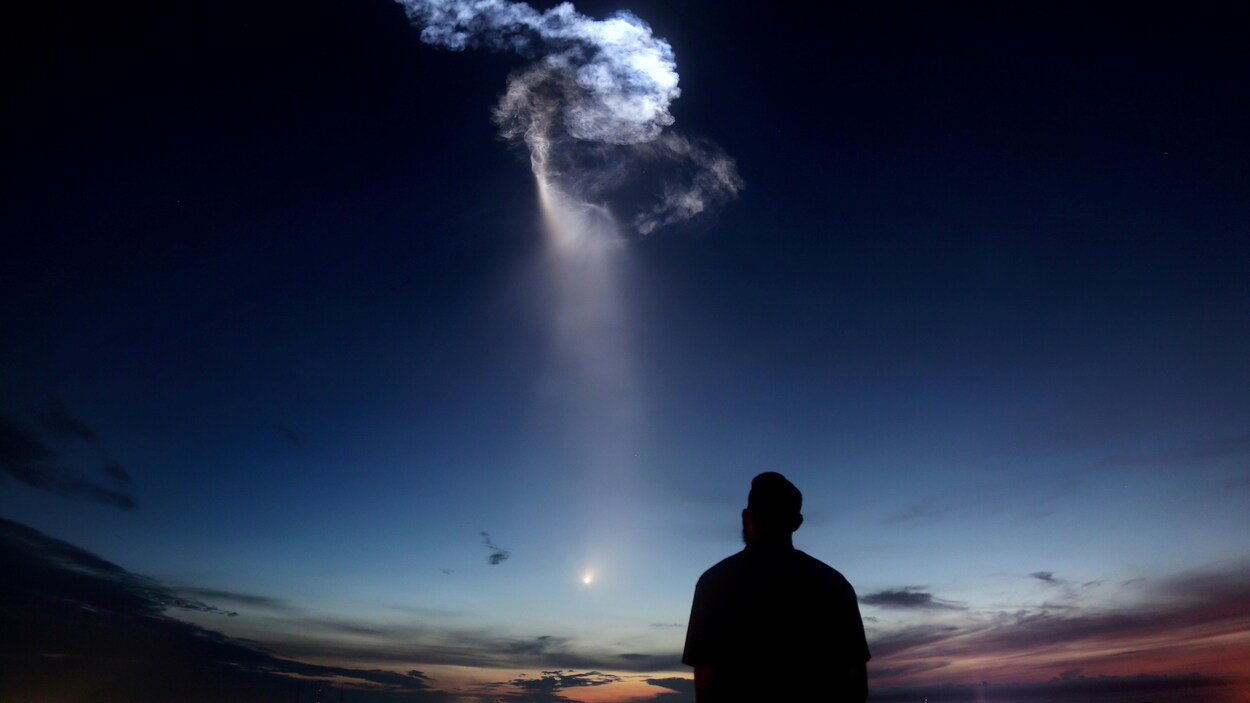 Une fusée Falcon 9 de l'entreprise SpaceX a quitté l'atmosphère le 29 juin pour aller ravitailler la Station spatiale internationale. Une fusée Falcon 9 de l'entreprise SpaceX a quitté l'atmosphère le 29 juin pour aller ravitailler la Station spatiale internationale.