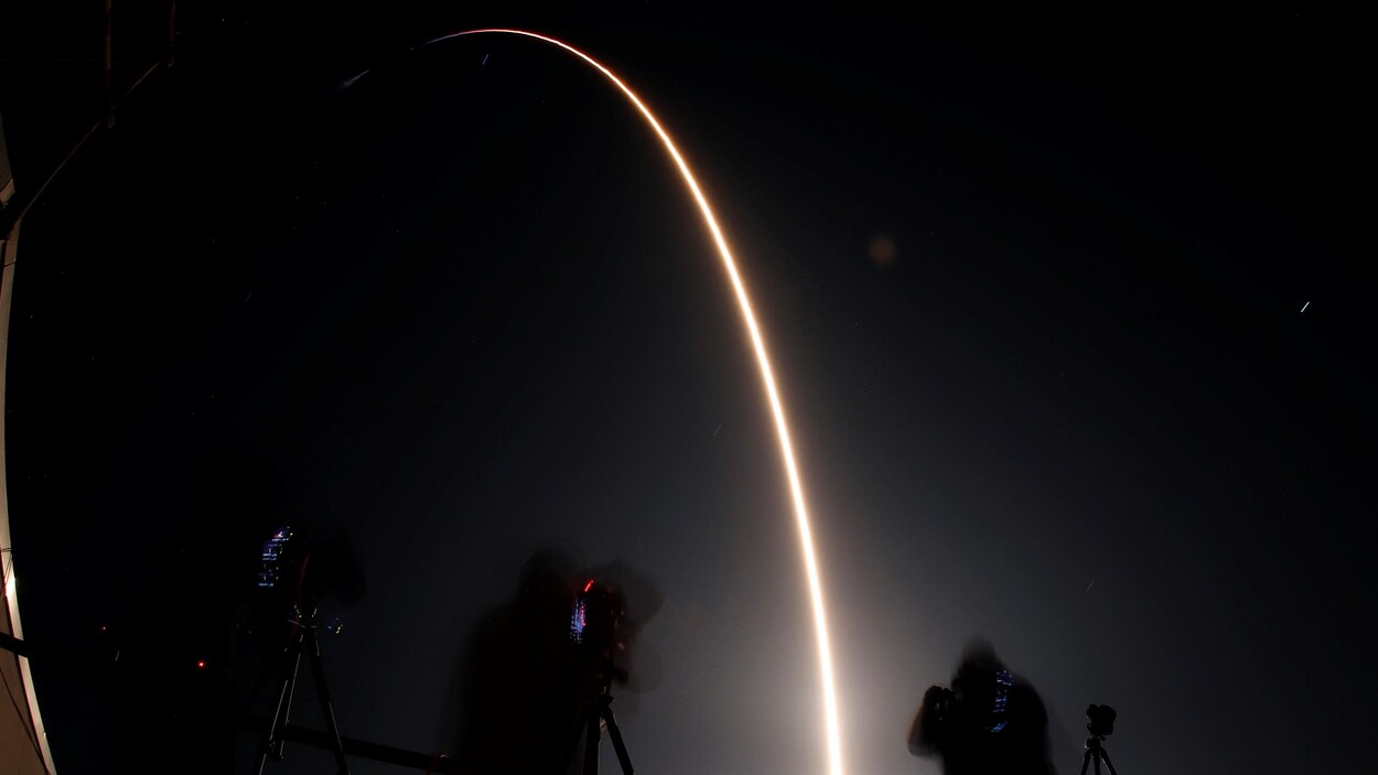 Une trace lumineuse dans un ciel en pleine nuit : il s'agit de la fusée Rocket dans sa montée dans l'espace.