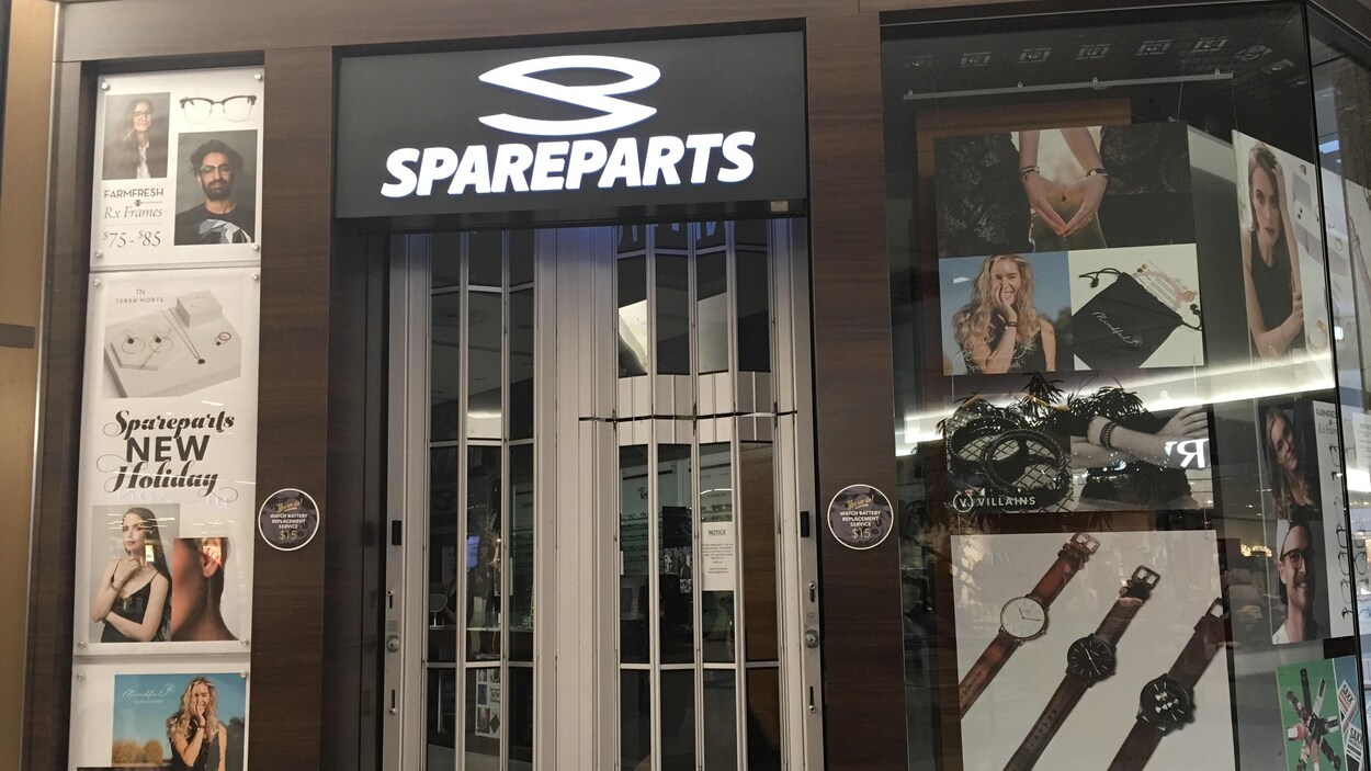 Façade d'un magasin Spareparts dans un centre commercial Façade d'un magasin Spareparts dans un centre commercial