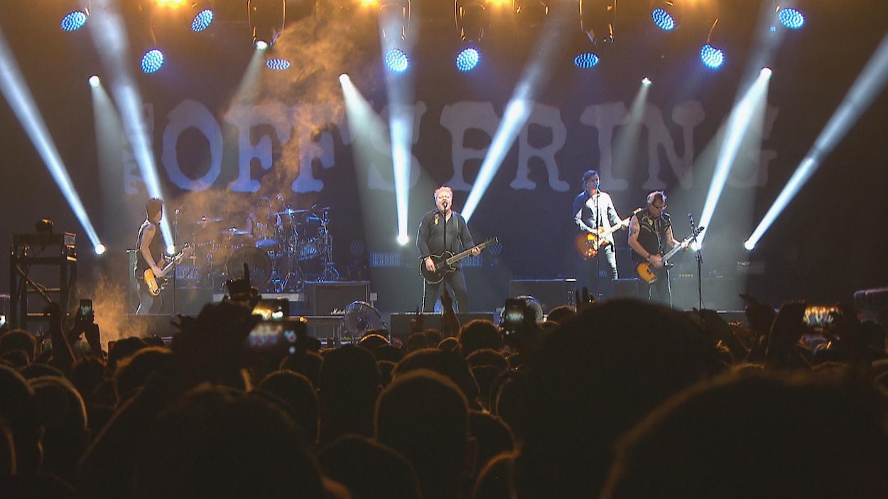 Les membres du groupe The Offspring sur scène.