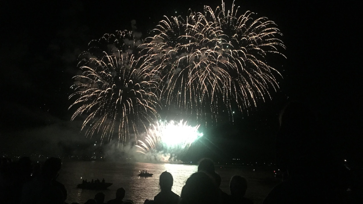 Des milliers de personnes se sont réunies au parc portuaire de Trois-Rivières pour voir le spectacle pyrotechnique du GP3R. Des milliers de personnes se sont réunies au parc portuaire de Trois-Rivières pour voir le spectacle pyrotechnique du GP3R.