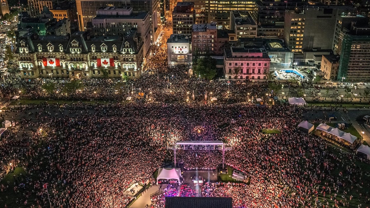 Photo aérienne d'une immense foule amassée sur la colline du Parlement et dans les rues avoisinantes Photo aérienne d'une immense foule amassée sur la colline du Parlement et dans les rues avoisinantes