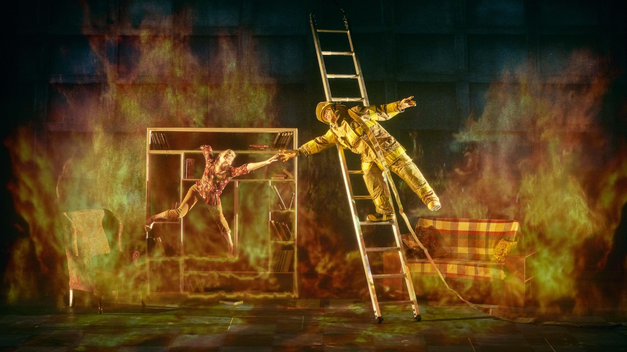 Deux acrobates font mine de se sauver d'un incendie virtuel. Deux acrobates font mine de se sauver d'un incendie virtuel.