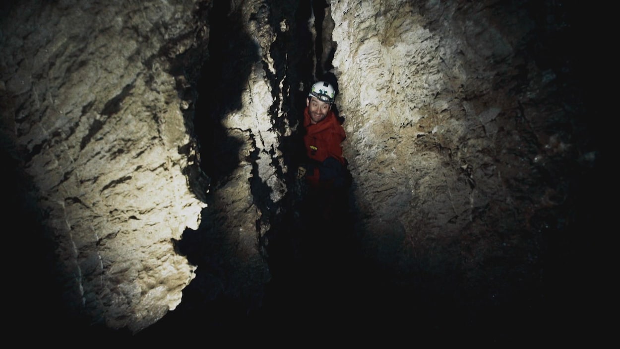 Un guide en aventure explore une grotte et se retrouve coincé entre deux cavités Un guide en aventure explore une grotte et se retrouve coincé entre deux cavités