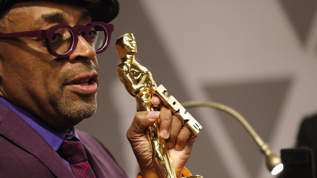 Spike Lee portant la statuette de l'oscar