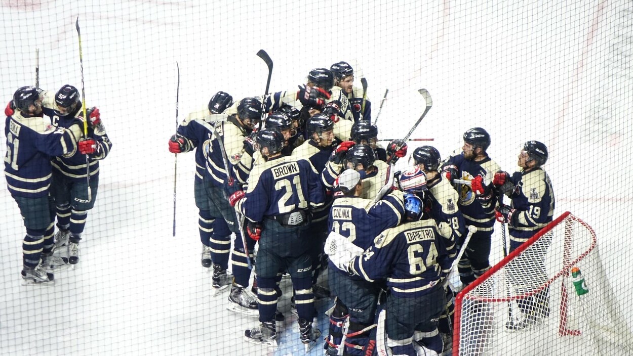 Les Spitfires de Windsor célèbrent leur victoire contre les Sea Dogs à la Coupe Memorial 2017 Les Spitfires de Windsor célèbrent leur victoire contre les Sea Dogs à la Coupe Memorial 2017