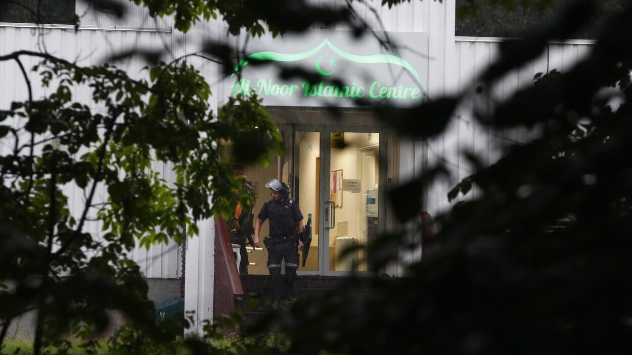 Un policier à l'entrée du centre islamique al-Noor à Baerum.