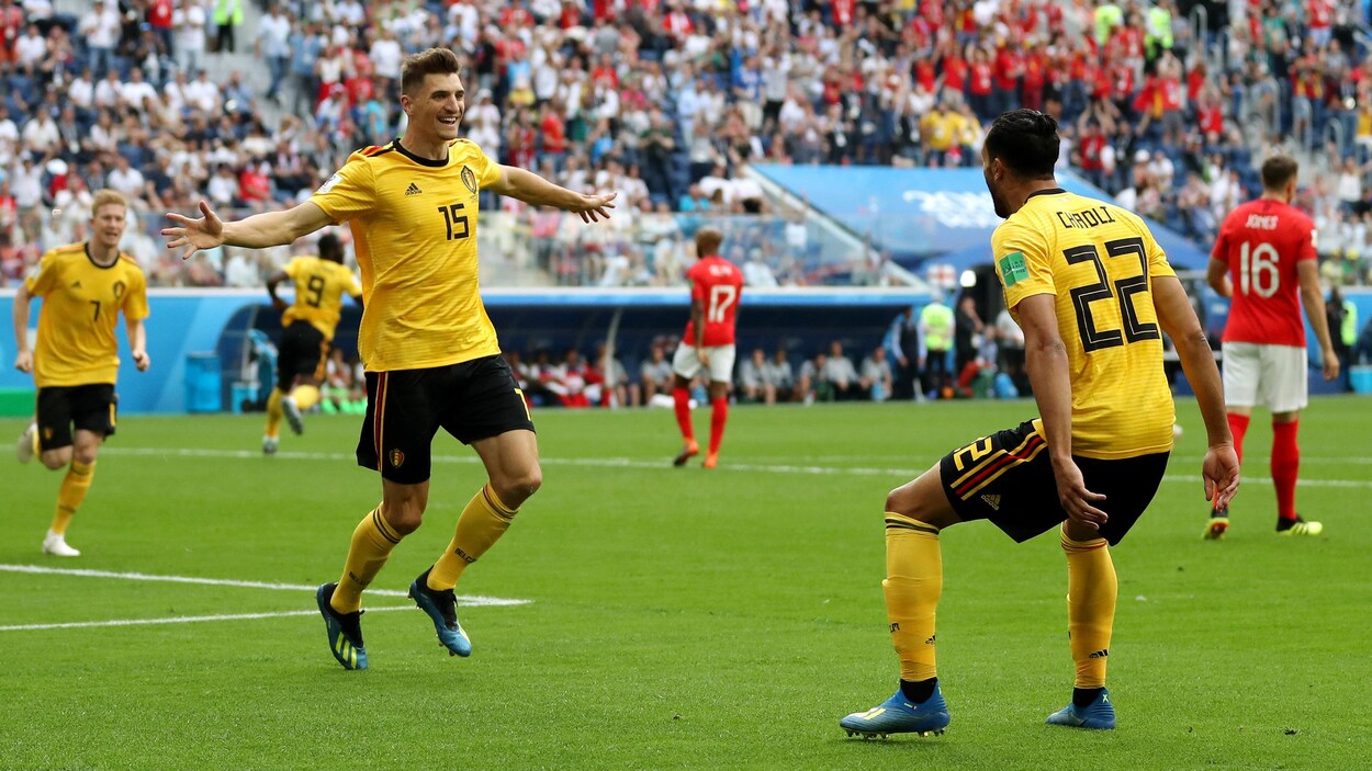 Le buteur court les bras ouverts en direction de son coéquipier.