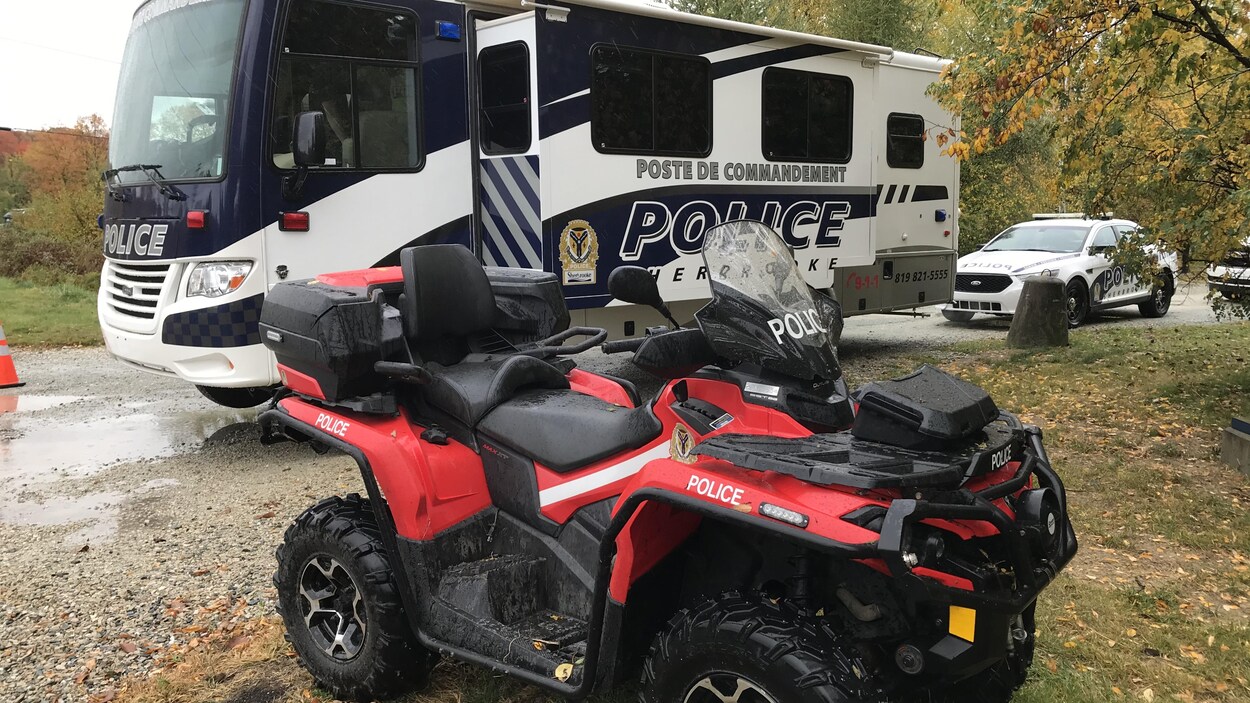 Des véhicules de recherches et le poste de commandement du Service de police de Sherbrooke