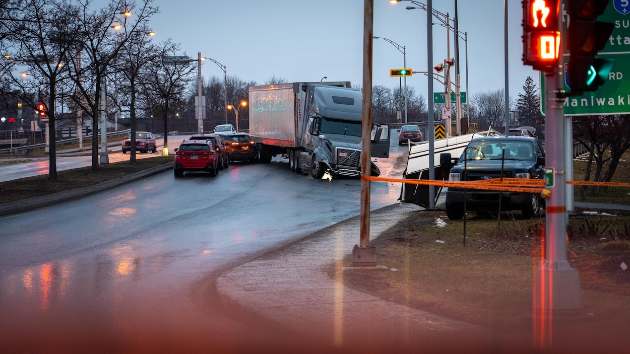 Un carambolage causé par un camion, qui aurait été volé, fait 6 blessés à Gatineau