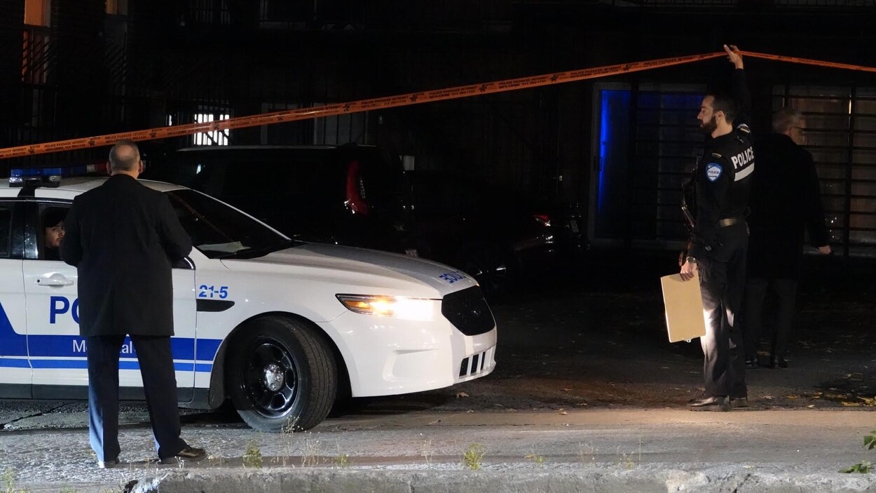 Des agents du Service de police de la Ville de Montréal enquêtent sur les lieux du crime.