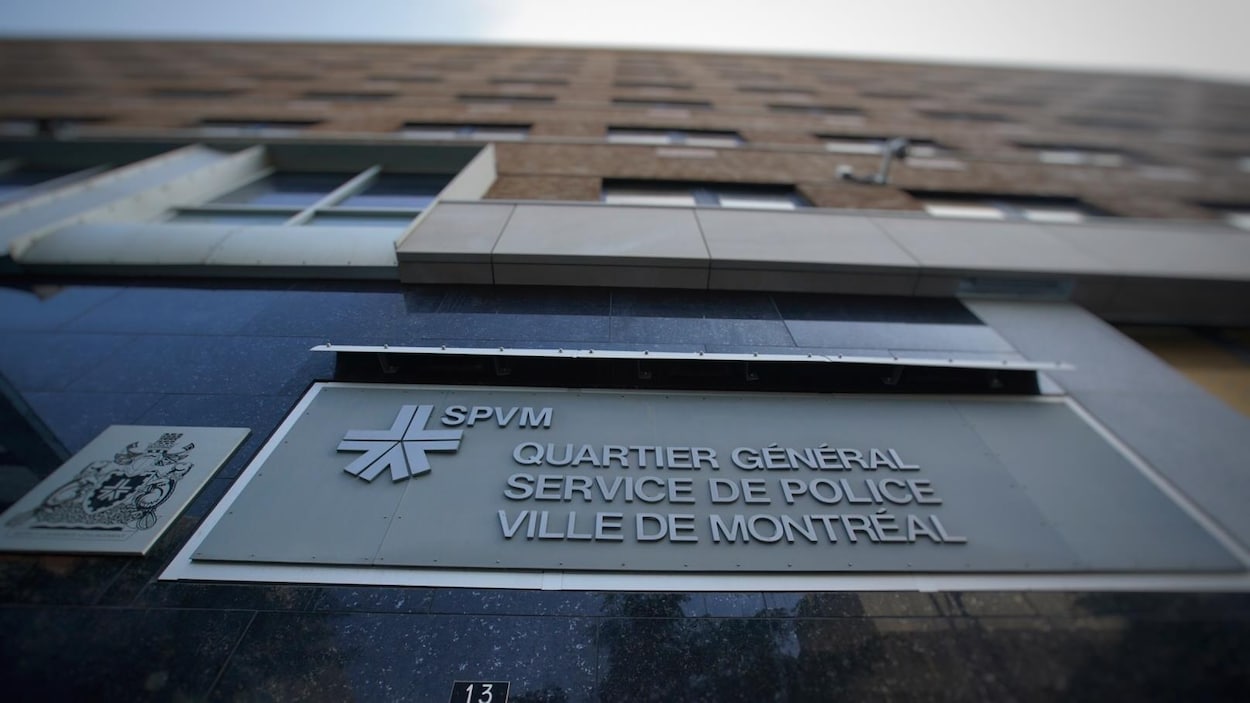 Vue en contre-plongée du bâtiment où est situé le quartier général du Service de police de la Ville de Montréal.