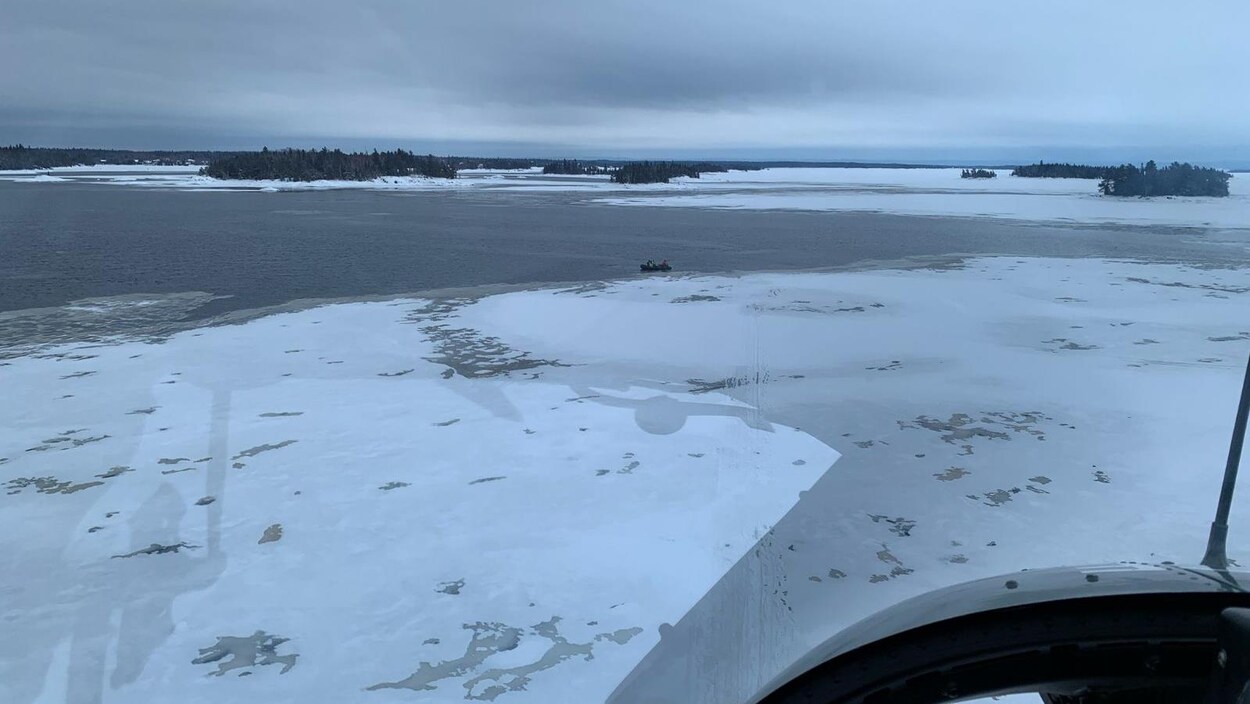 Le lac Saint-Jean vu d'un hélicoptère.