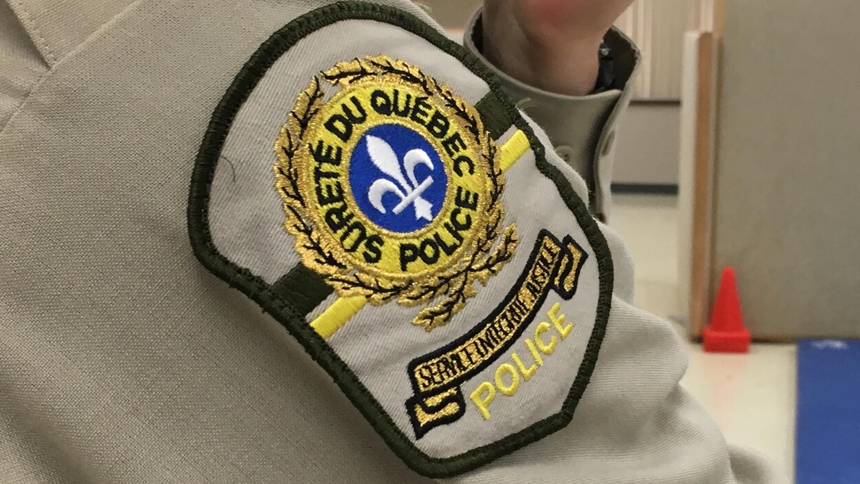 Un badge sur le blouson d'un policier Un badge sur le blouson d'un policier