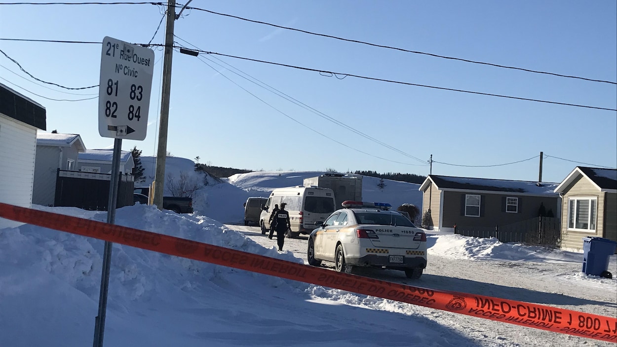 Des véhicules de la Sûreté du Québec et des policiers sur la 21e rue Ouest, à Sainte-Anne-des-Monts.