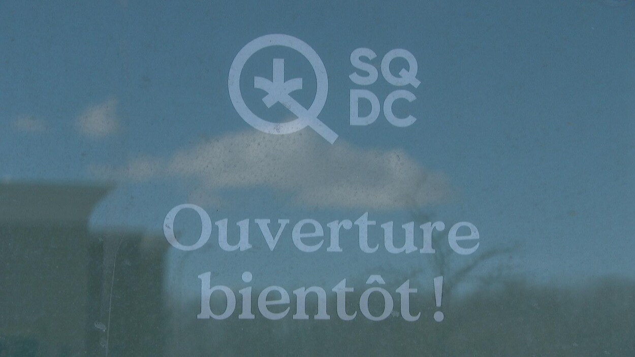 Une affiche de la SQDC annonce son ouverture prochaine.