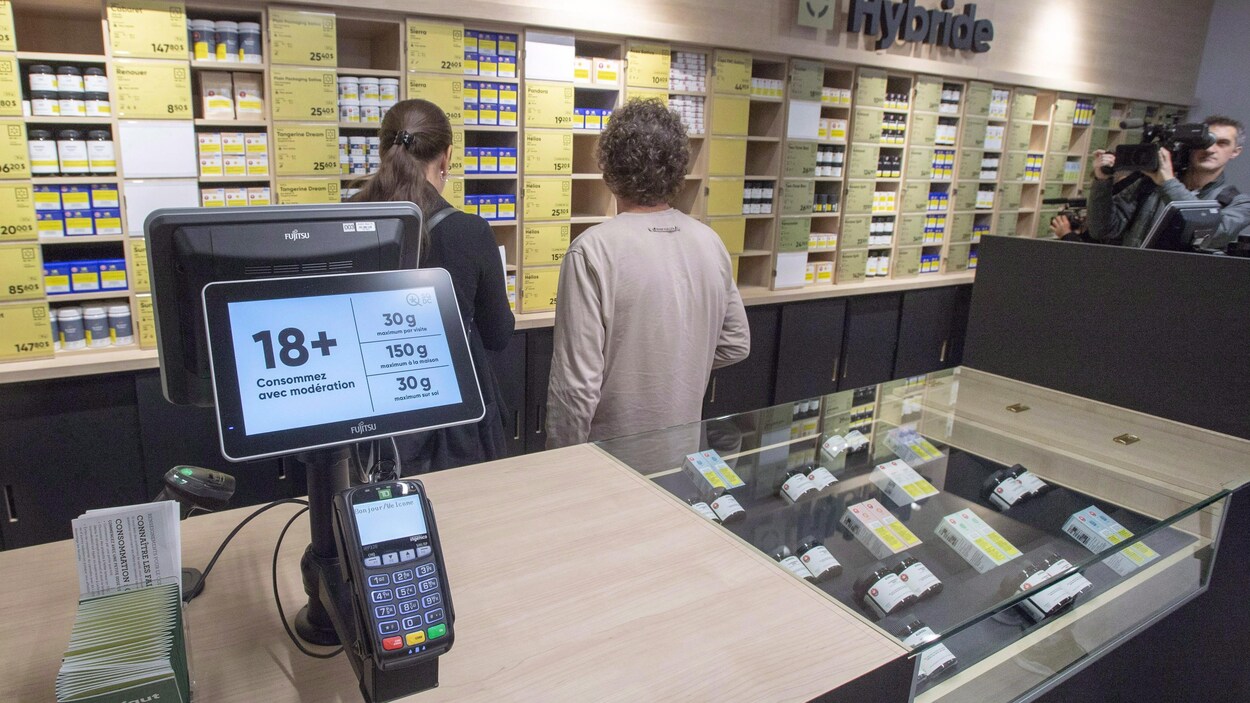 Des consommateurs dans une succursale de la SQDC.