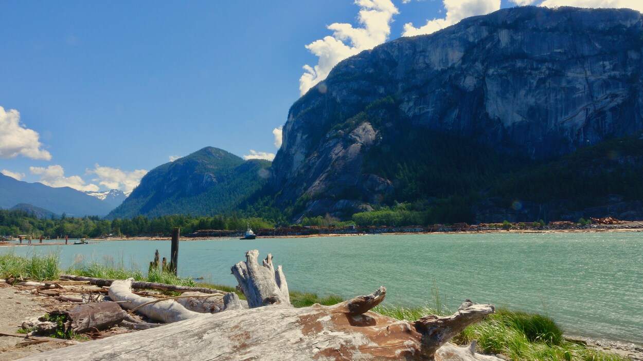 Une montagne face à de l'eau turquoise en Colombie-Britannique.