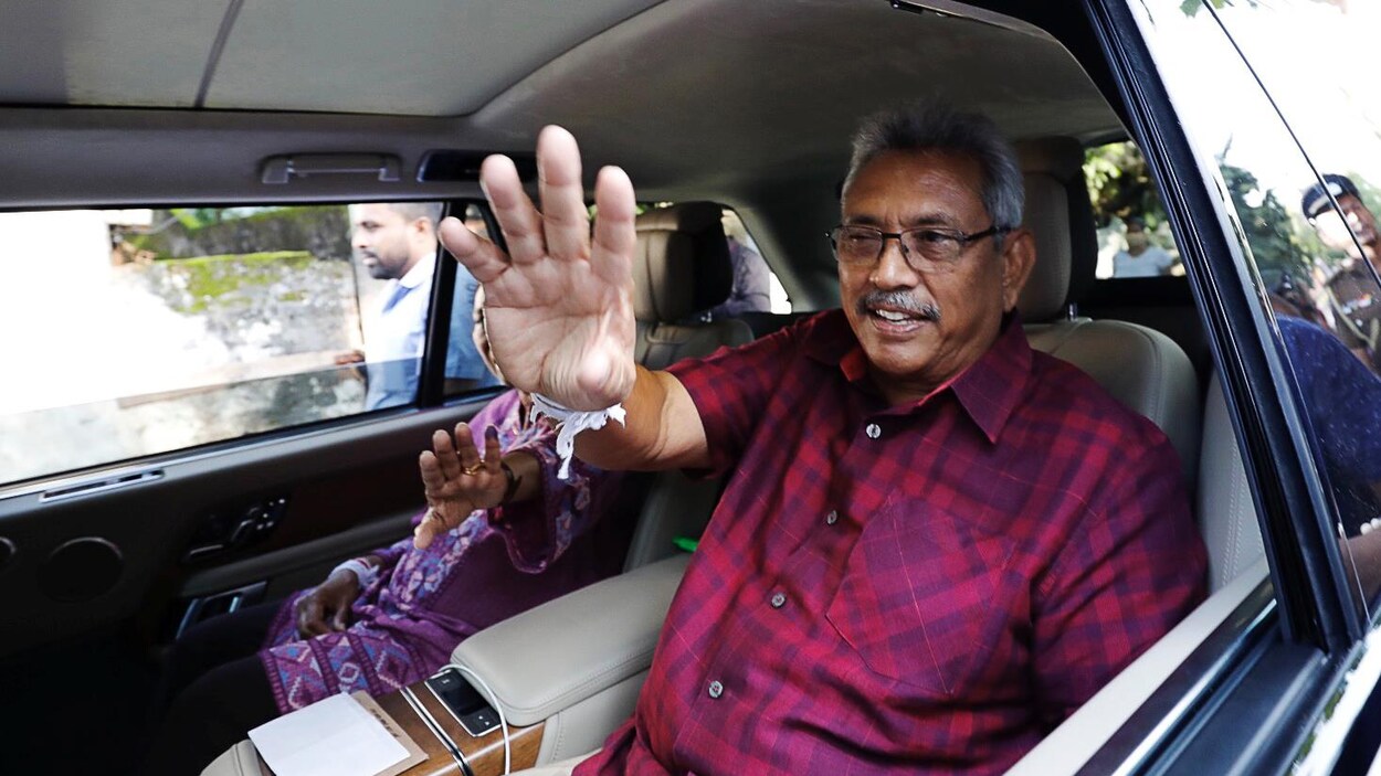 Le candidat à la présidentielle au Sri Lanka Gotabaya Rajapaksa après avoir voté à Colombo.
