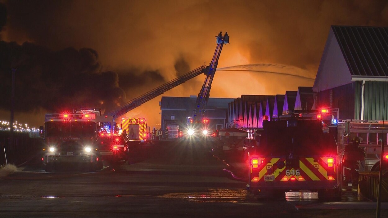 des camions de pompiers et un incendie