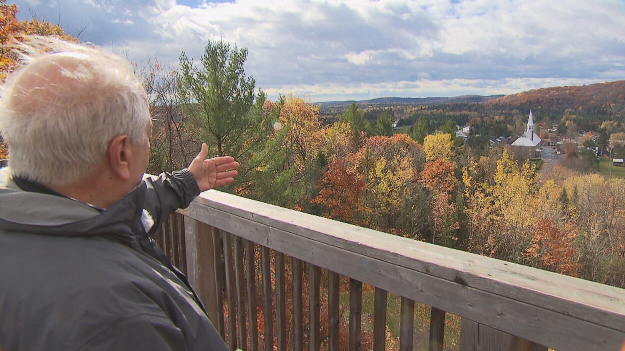 Le maire de Saint-Élie-de-Caxton, Robert Gauthier, pointe la phase 1 du projet de parc nature et de culture de sa municipalité.