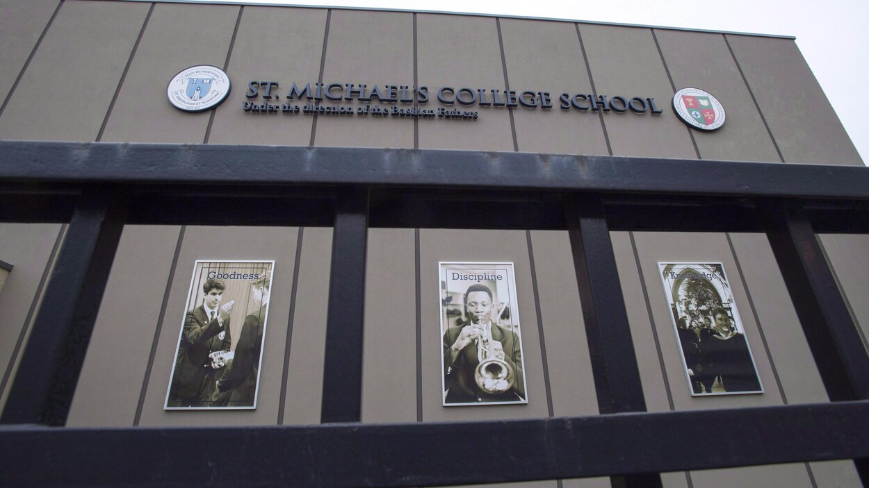 Un mur du Collège St. Michael's avec le nom de l'institution.