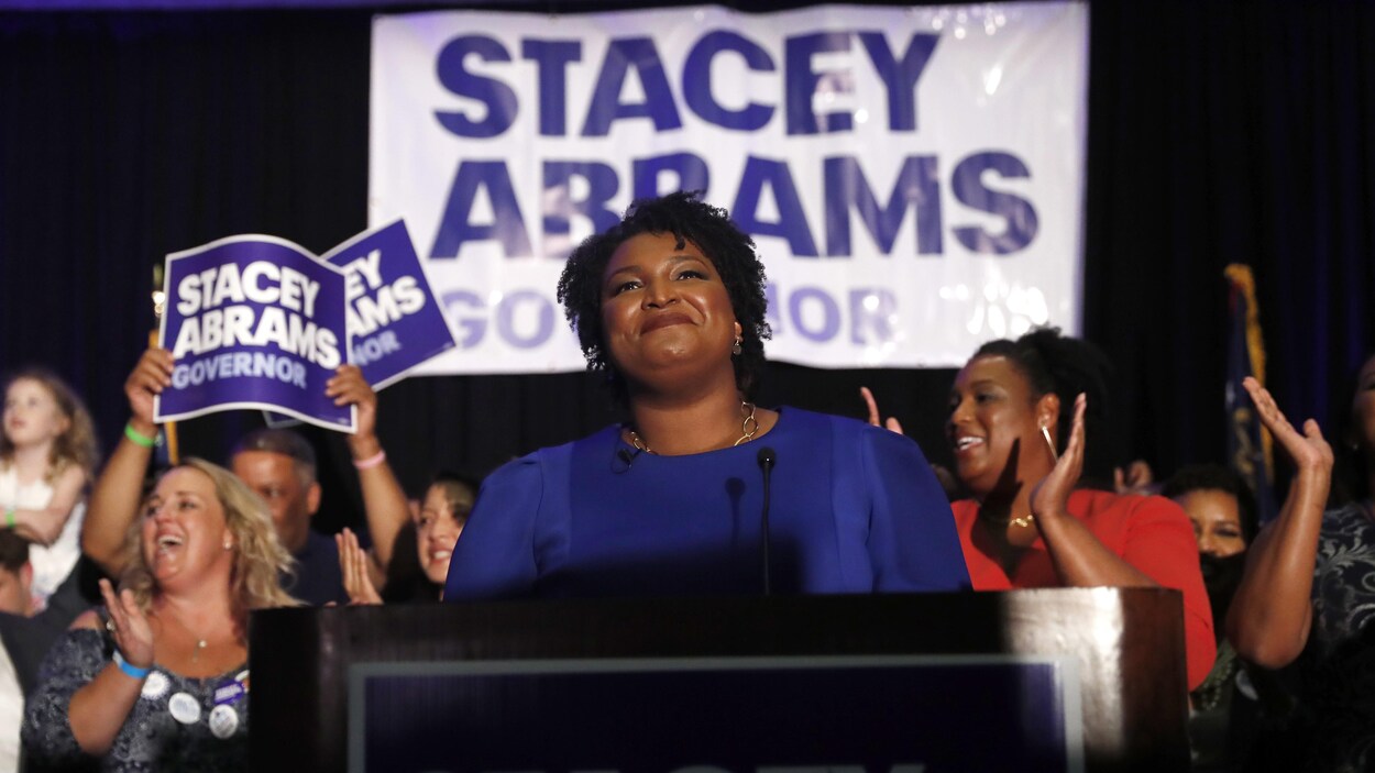 Stacey Adams sourit à ses militants avant d'entamer un discours.