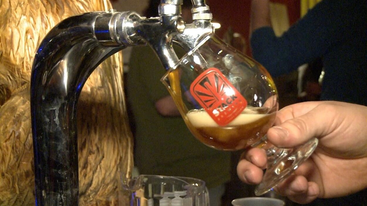 Un verre de bière se faisant remplir.