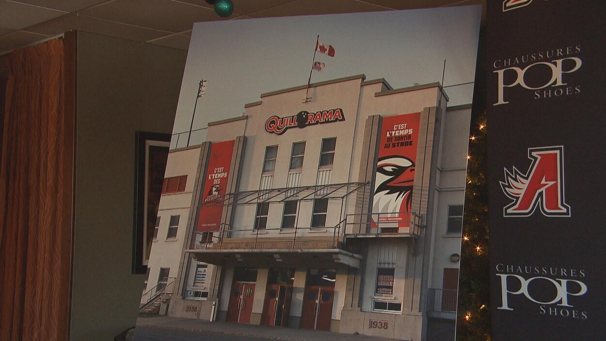 Une photo du stade de baseball des Aigles, avec le nouveau, Quillorama en haut de la façade.