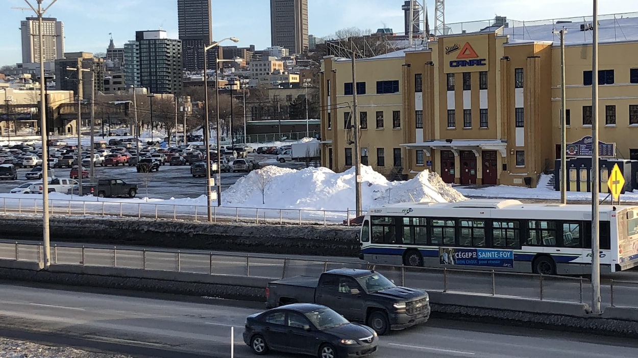 Photo du stade Canac et de l'autoroute Laurentienne en janvier 2020