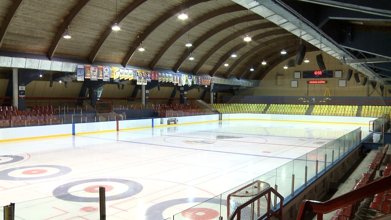 Le stade de la cité des jeunes de Rivière-du-Loup. Le stade de la cité des jeunes de Rivière-du-Loup.
