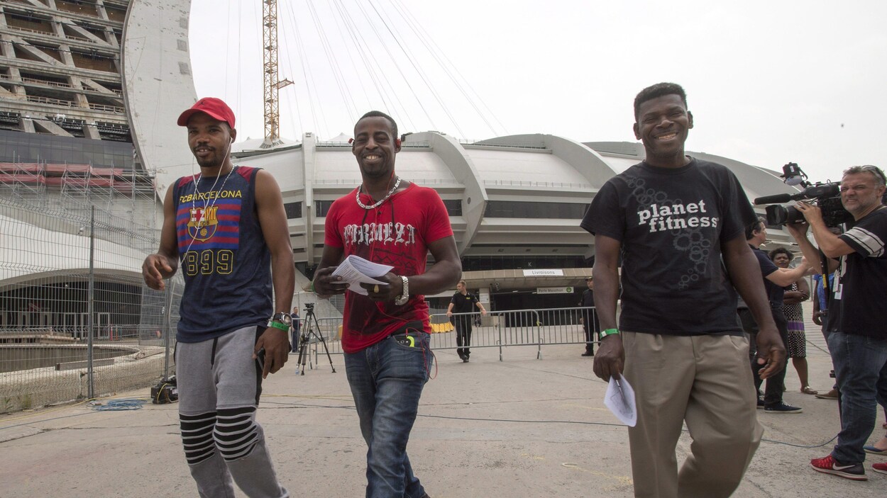 Des demandeurs d'asile entrent et sortent du stade olympiques, à Montréal, où ils sont logés temporairement après être entré au Canada illégalement. Des demandeurs d'asile entrent et sortent du stade olympiques, à Montréal, où ils sont logés temporairement après être entré au Canada illégalement.